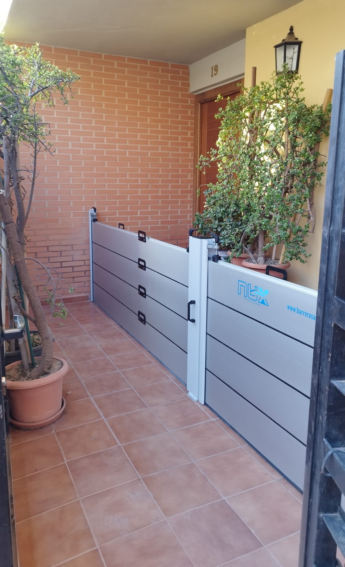 barrera 91 cm con pilar intermedio cubriendo dos puertas