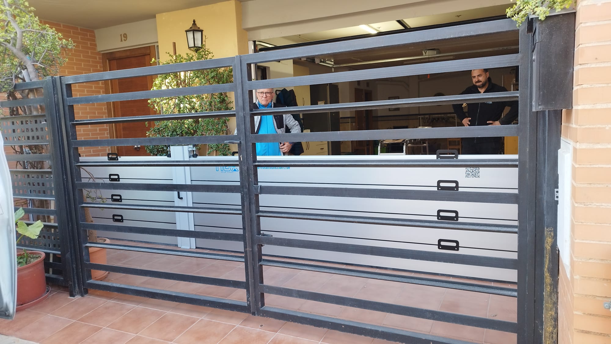 barrera 91 cm con pilar vista a traves de la verja