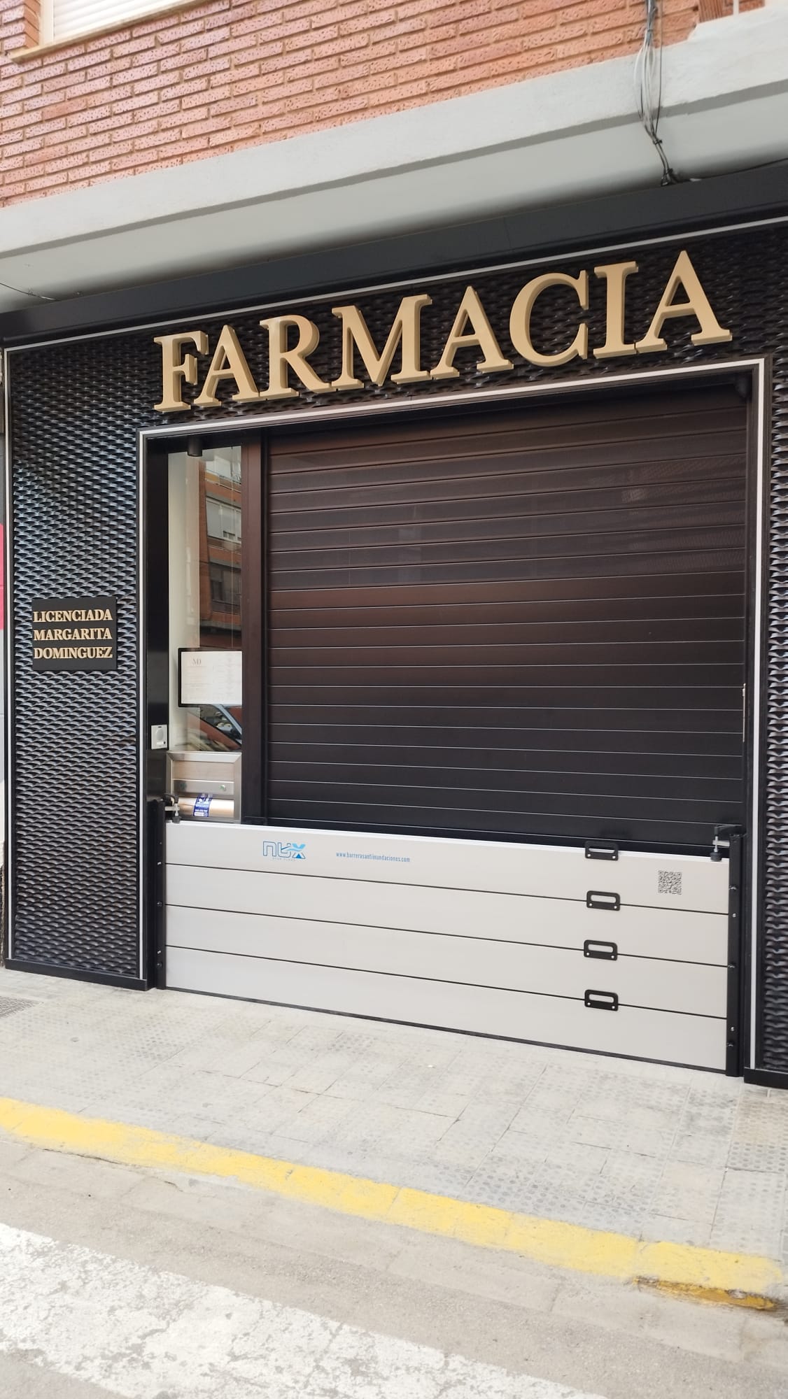 barrera farmacia de lado mas cerca