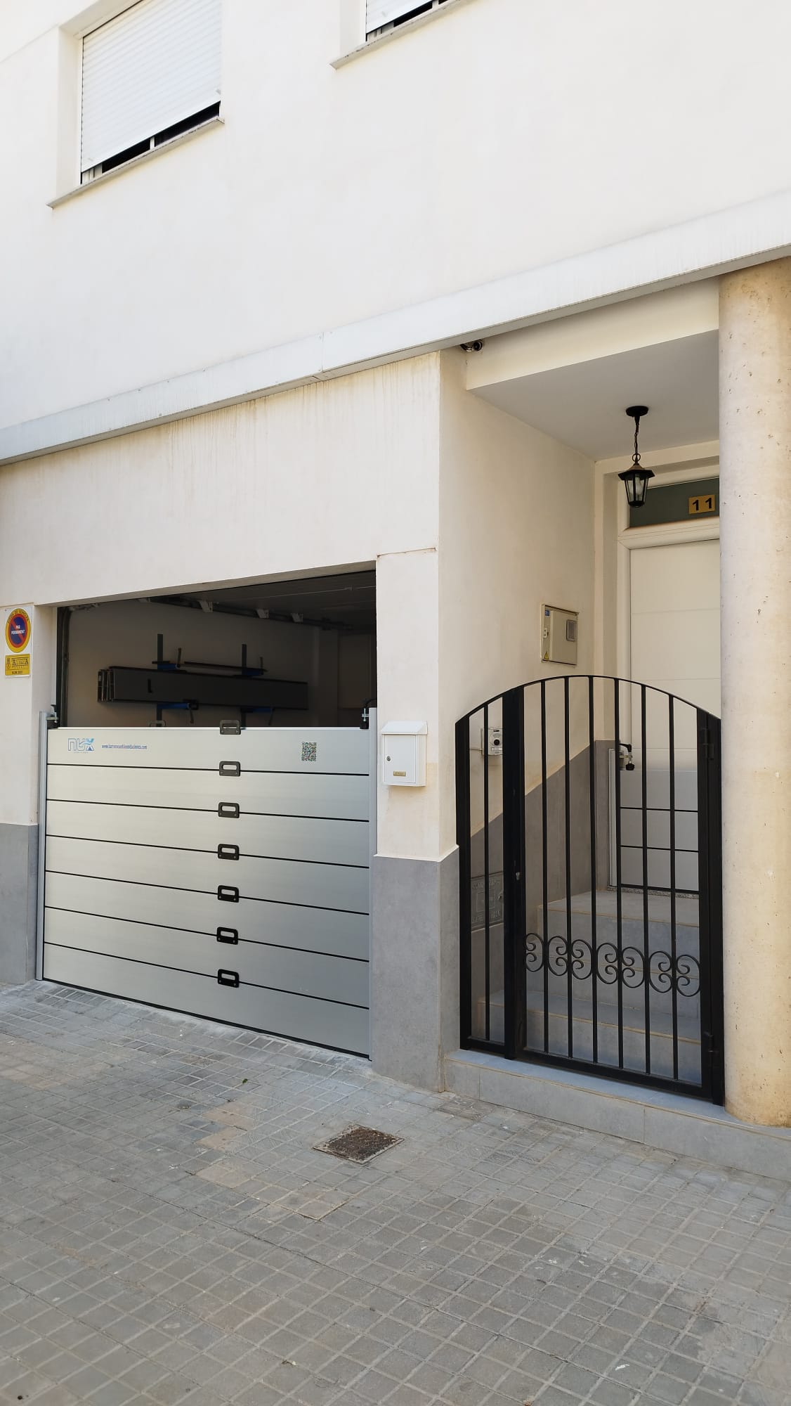 barrera una vivienda_garaje y puerta