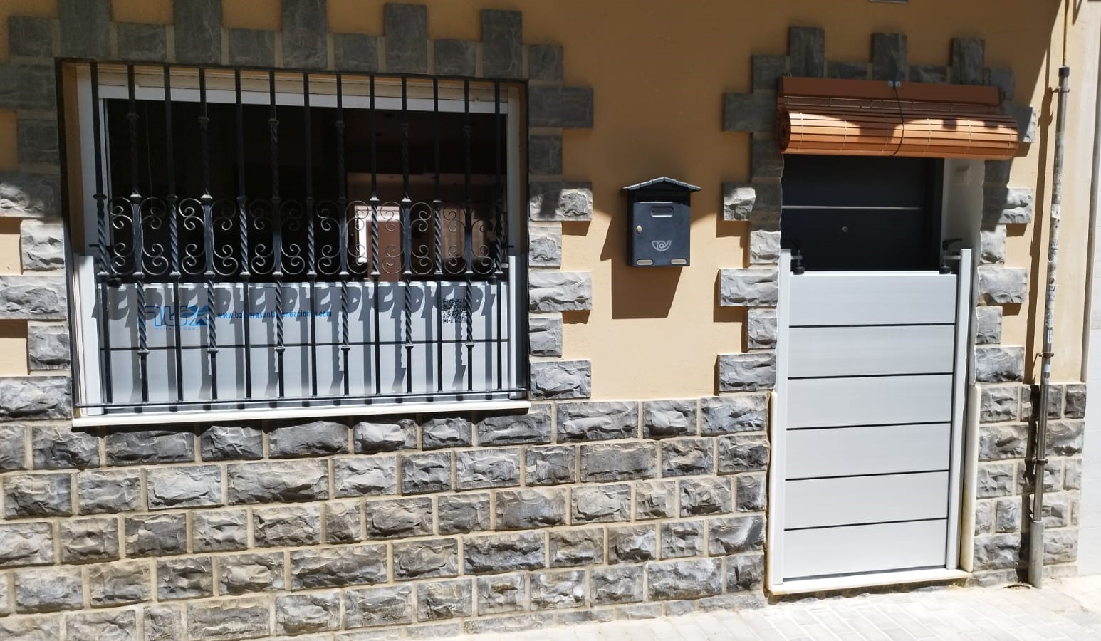 vivienda y ventana juntas